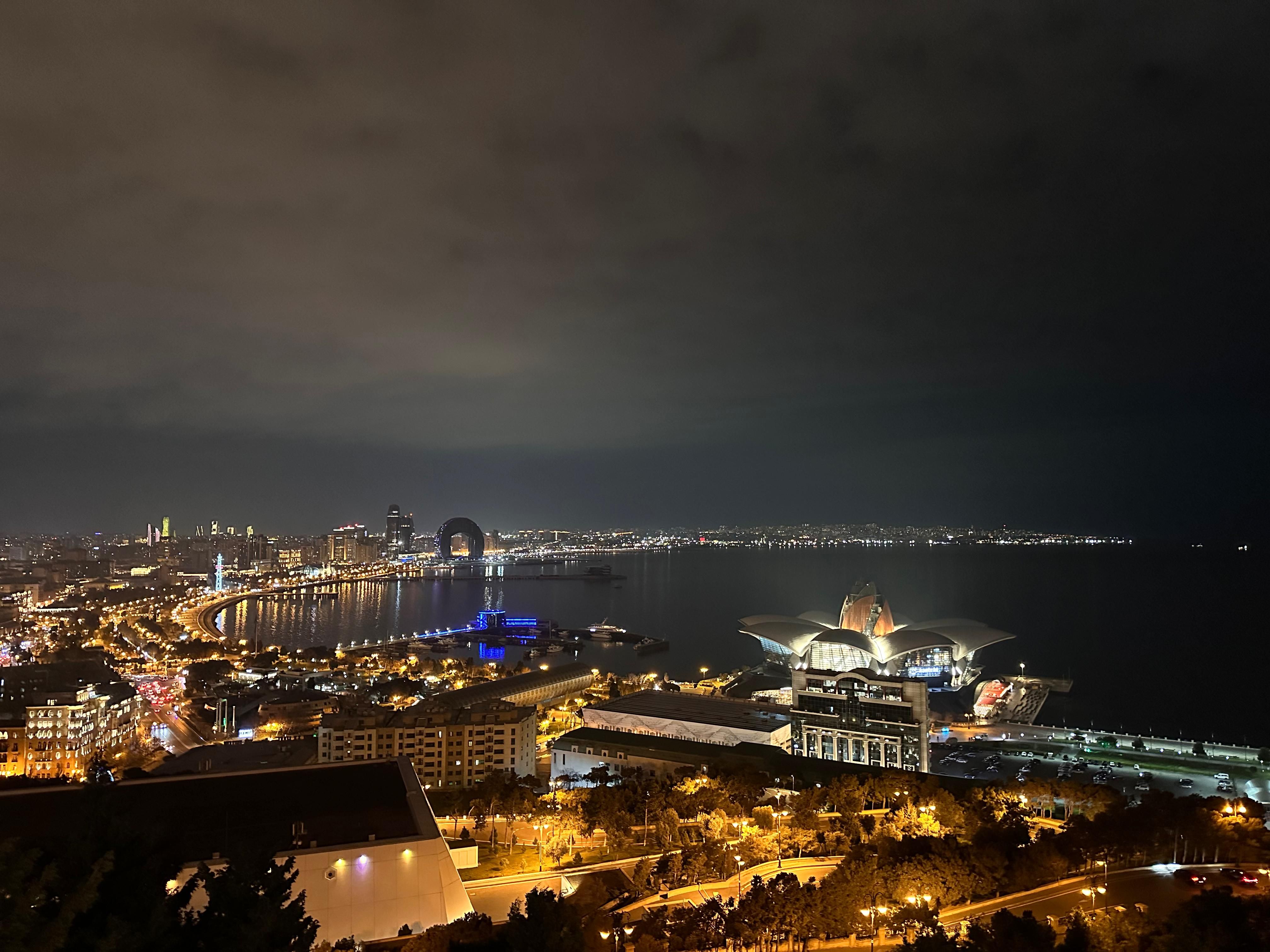 Нагорный парк в Баку вечером, вид на набережную